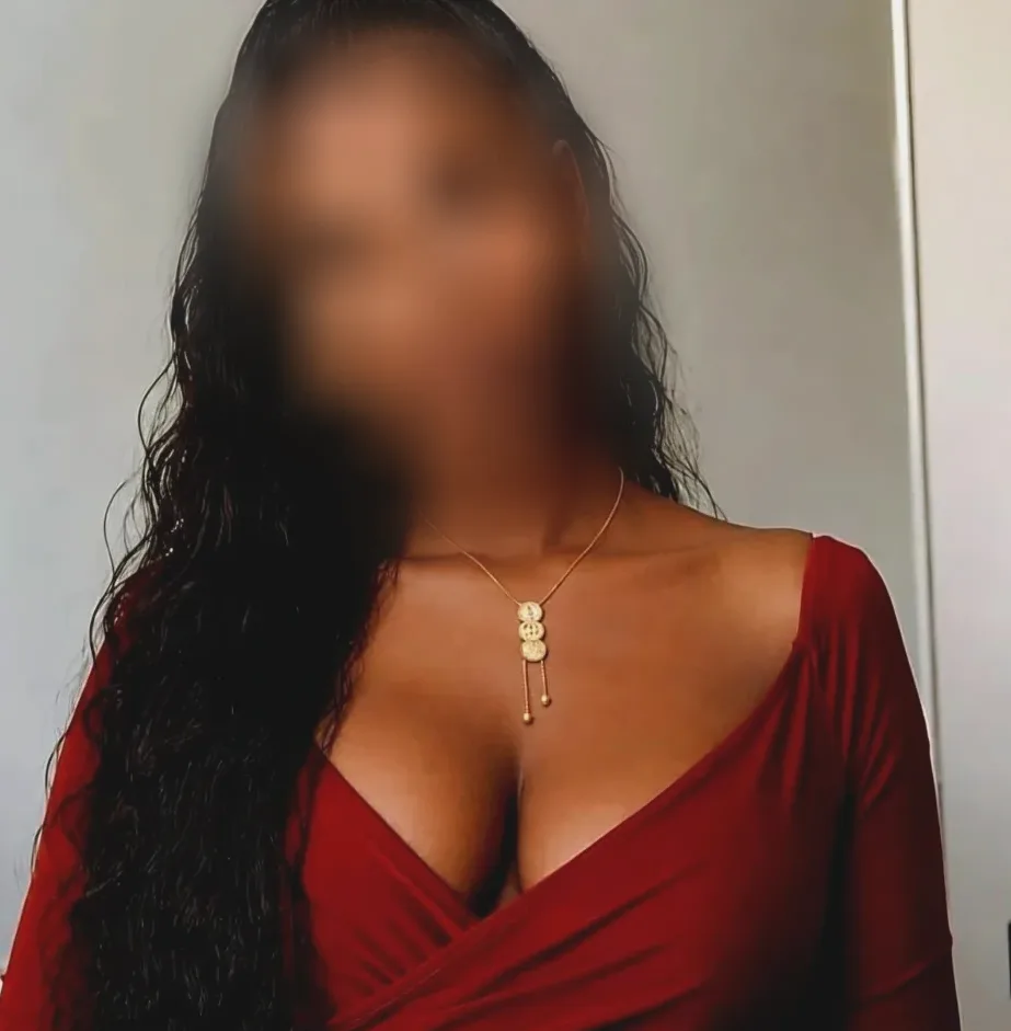 Emina, 23